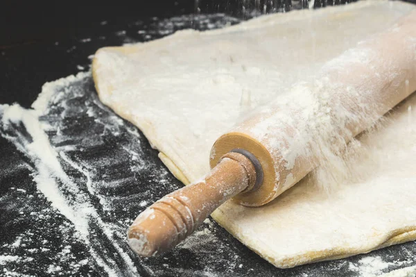 Тесто Скалкой Мукой Приготовление Домашней Пиццы — стоковое фото