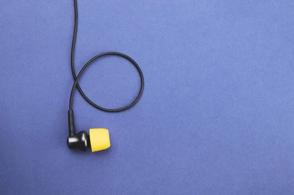 Mavi Arka Planda Sarı Kulak Minderi Olan Kulaklık Kulaklıklar Ses — Stok fotoğraf