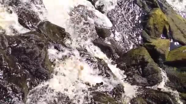 Rio Montanha Cachoeira Rochosa Corrente Água Com Salpicos Pedras Com — Vídeo de Stock