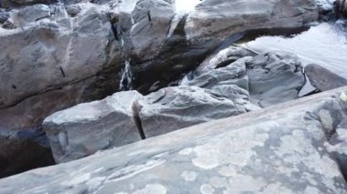 Kaya akıntısı Dere kayaların arasında akıyor. Taşların arasından akan su.