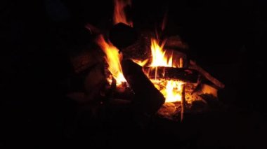 Tahta odunlu şenlik ateşi. Yanan ateş. Karanlıkta yanan alevler