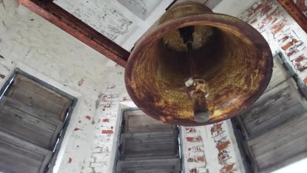 教堂门铃关上了 在古老的钟楼里 被遗弃的钟楼 — 图库视频影像