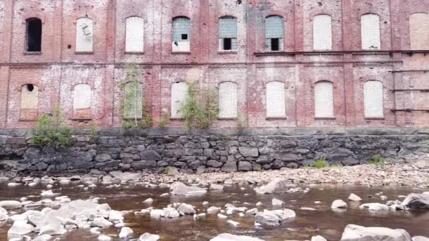 水の端に放棄された工場 岩の川の上の古い建物 茶色のレンガの壁 水流は — ストック動画