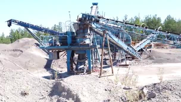 Steengroeve Met Werkende Machines Metalen Constructies Heuvels Van Zand Stenen — Stockvideo