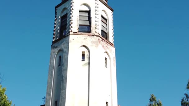 Verlaten Kerktoren Uitzicht Beweegt Van Onder Naar Boven Een Roestige — Stockvideo