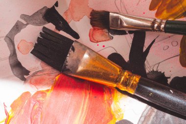 Boya fırçasını yaklaştır. çizim işlemi. Kağıttaki boya lekeleri