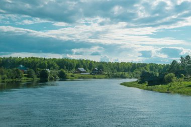 Nehir kenarındaki köy. Kırsal alan. Su yüzeyi. Sahilde evleri olan kırsal alan. yaz günü