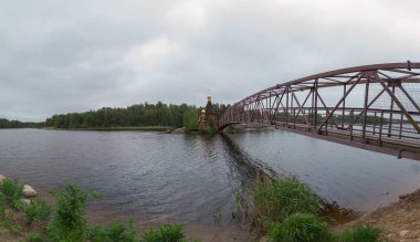 Adadaki en küçük kilise. Göl yüzeyi. panoramik manzara. Doğa manzarası. bulutlu hava