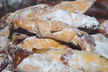 Reçelle doldurulmuş çıtır kruvasanlar. Roguelike adı verilen geleneksel Slav hamur işi. Parçalanmış kurabiye.