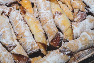 Reçelle doldurulmuş çıtır kruvasanlar. Roguelike adı verilen geleneksel Slav hamur işi. Parçalanmış kurabiye.