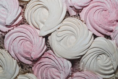 Pembe ve beyaz zephyr. El yapımı marşmelov. Tatlı tatlı