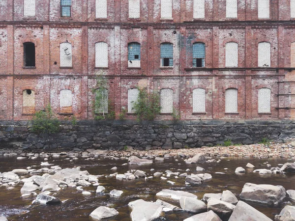 Fábrica Abandonada Beira Água Velho Edifício Rio Rochoso Parede Tijolo — Fotografia de Stock