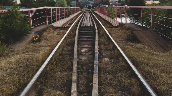 Binari Della Ferrovia Attraversano Ponte Vista Prospettiva Decrescente Paesaggio Industriale — Foto Stock