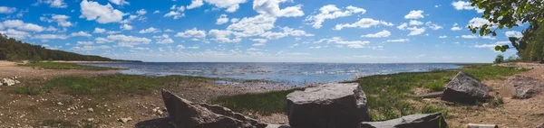 Pobřežní Panorama Mořská Pláň Obzorem Obloha Mraky Balvany Břehu — Stock fotografie