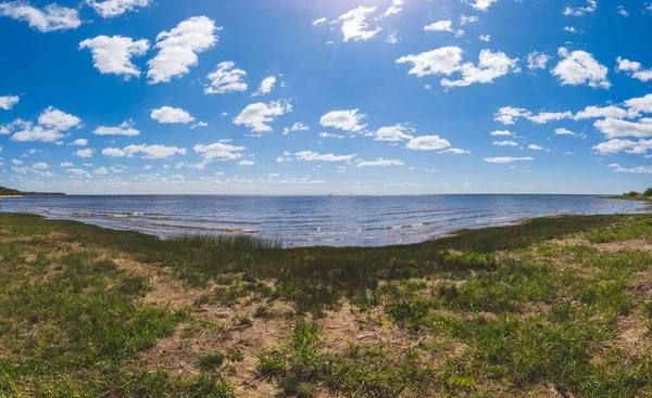 海の岸 海岸線のパノラマ 水平線のある海 大きくなったビーチだ 雲のある空 — ストック写真