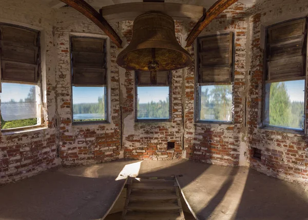 Kilise çanı. Eski çan kulesinin içinde. terk edilmiş çan kulesi