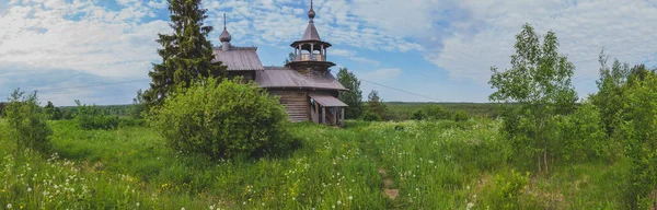 Stary Drewniany Kościół Wśród Zarośniętych Pól Wiejski Panoramiczny Krajobraz — Zdjęcie stockowe