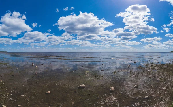 マーシイ海の海岸 海岸線のパノラマ 水平線のある海 シルトと海岸だ 雲のある空 — ストック写真