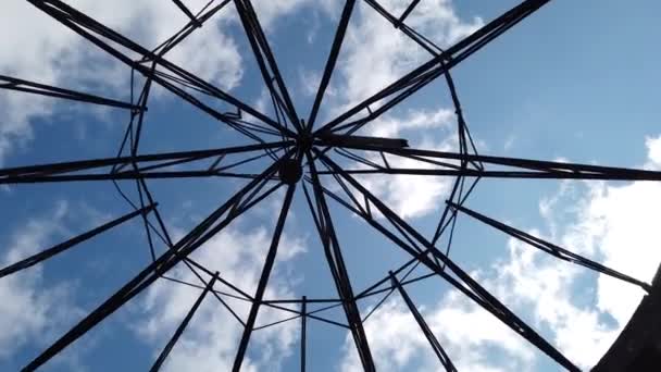 Harap Olmuş Bir Çatı Inşaatından Gökyüzünün Görüntüsü Çelik Gövde Çatı — Stok video