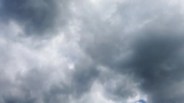 Hareket eden bulutlarla dolu bulutlu bir gökyüzü. hareket eden bulut