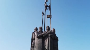 Rusya 'nın Pskov kentindeki Ledovoye Savaşı anısına dikilmiş anıt. mavi gökyüzü