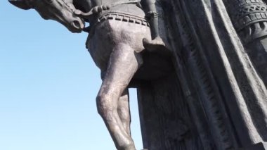 Rusya 'nın Pskov kentindeki Ledovoye Savaşı anısına dikilmiş anıt. Taş at.