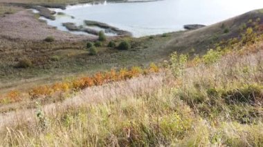 Vadideki göl havadan görünüyor. Doğa manzarası