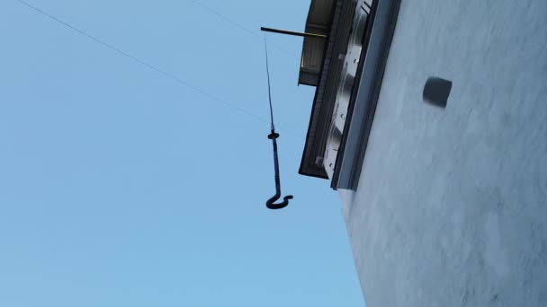 铃铛挂在绳子上 旧建筑 — 图库视频影像