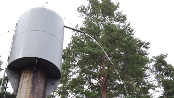 Wordt Overtollig Water Uit Watertoren Gegoten Slow Motion — Stockvideo