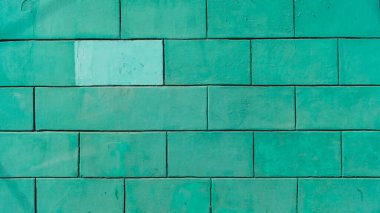 Tuğla duvar nane yeşili renge boyanmış. taş arkaplan