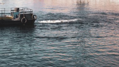 Su yüzeyinde dalgalanmalar ve bir geminin parçaları var. soyut arkaplan