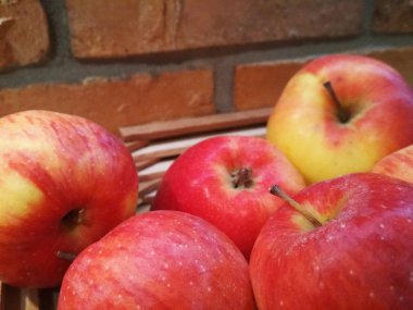 Olgun kırmızı elma masada, tuğla duvar arka plan üzerinde kapatın