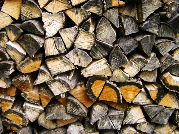 Brennholz Hintergrund, Stapel von Brennholz im Wald. Brennholzstapel. Brennholz trockenes Brennholz in einem Haufen zum Entzünden des Ofens — Stockfoto