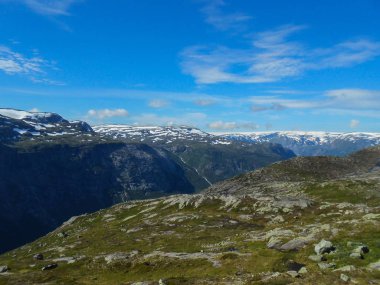 Güneşli havalarda popüler turistik cazibe yakınındaki Trolltunga. Trolltunga izi görüntüleyin. Dağ gölü Ringedalsvatnet. Güneşli havalarda Norveç manzara.