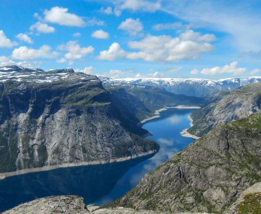Güneşli havalarda popüler turistik cazibe yakınındaki Trolltunga. Trolltunga izi görüntüleyin. Dağ gölü Ringedalsvatnet. Güneşli havalarda Norveç manzara.