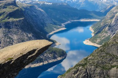 Turizm kavramı Trolltunga görünümü cliff. Troll Odda, Norveç dil.