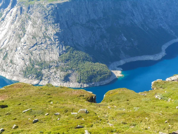 Atracción Turística Popular Cerca Trolltunga Tiempo Soleado Vista Desde Sendero — Foto de Stock