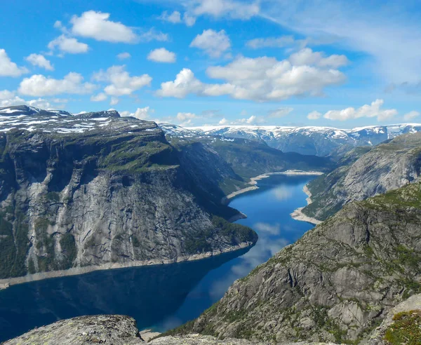 在阳光明媚的天气里 特罗尔通加附近的热门旅游景点 Trolltunga 跟踪查看 林格达勒斯瓦特涅特山湖 阳光明媚的挪威风景 — 图库照片