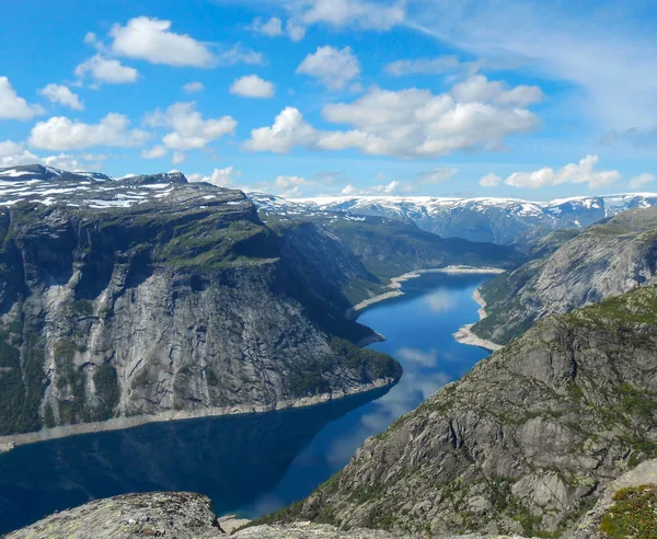 Güneşli havalarda popüler turistik cazibe yakınındaki Trolltunga. Trolltunga izi görüntüleyin. Dağ gölü Ringedalsvatnet. Güneşli havalarda Norveç manzara.