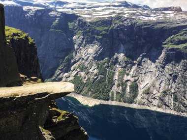Turizm kavramı Trolltunga görünümü cliff. Troll Odda, Norveç dil.