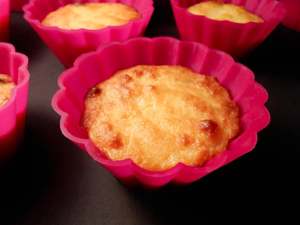 Verse zelfgemaakte heerlijke bramen muffins op donkere achtergrond. — Stockfoto