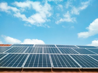 Mavi gökyüzüne karşı güneş panelleri. temiz yeşil enerji kavramı