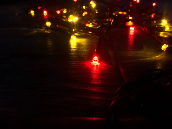 Kolorowe Lampki Girlandy Świąteczne Świąteczne Tło Deski Drewna Światłami Wolne — Zdjęcie stockowe