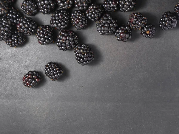 Siyah arkaplanda taze böğürtlenler