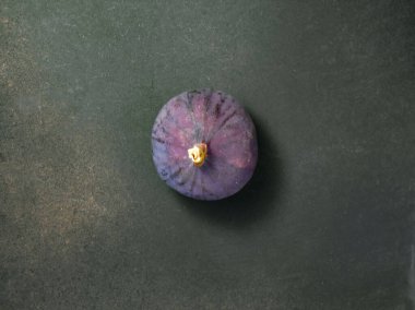 Siyah bir zemin üzerinde taze incir, üst görünüm.