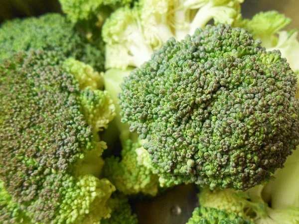 Fresh raw broccoli. Broccoli florets ready for cooking. — Stock Photo, Image