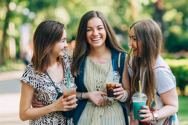 Verão estilo de vida retrato multirracial mulheres desfrutar de bom dia, segurando óculos de milkshakes. Amigos felizes no parque num dia ensolarado. Melhores amigos meninas se divertindo, alegria. Estilo de vida. Asiática, judia e — Fotografia de Stock