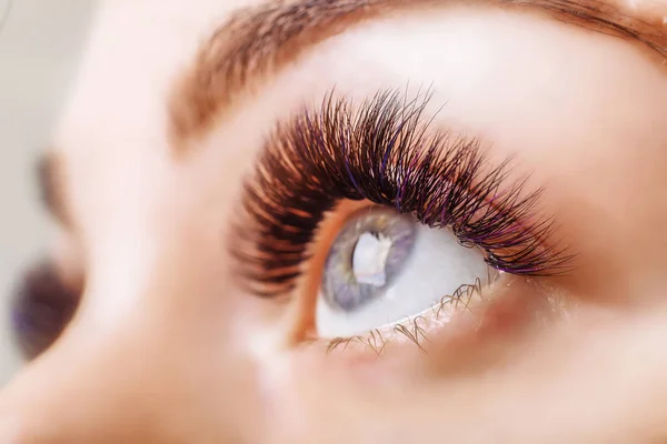 Ögonfransförlängningsprocedur. Kvinna Öga med långa ögonfransar. Närbild, selektivt fokus. — Stockfoto