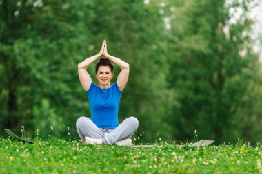Yaşlı kadın parkta Yoga egzersiz yapmak. Kadın kıdemli pratik yoga açık. Heathy yaşam tarzı kavramı. Boşaltmak.
