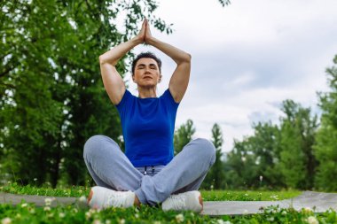 Yaşlı kadın parkta Yoga egzersiz yapmak. Kadın kıdemli pratik yoga açık. Heathy yaşam tarzı kavramı. Boşaltmak.